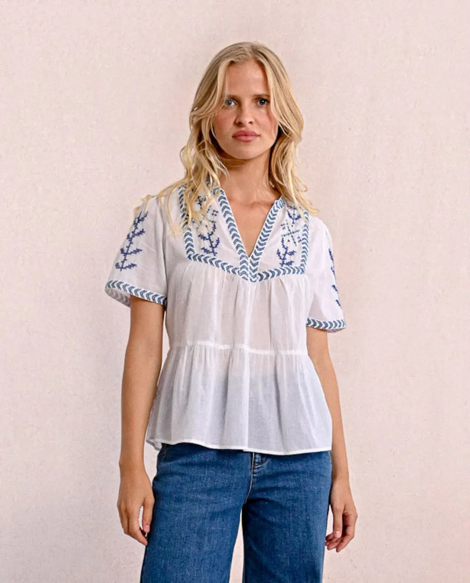 Женский топ с коротким рукавом и вышитыми деталями Molly Bracken, белый 
Женский топ с коротким рукавом и вышитыми деталями Molly Bracken, белый