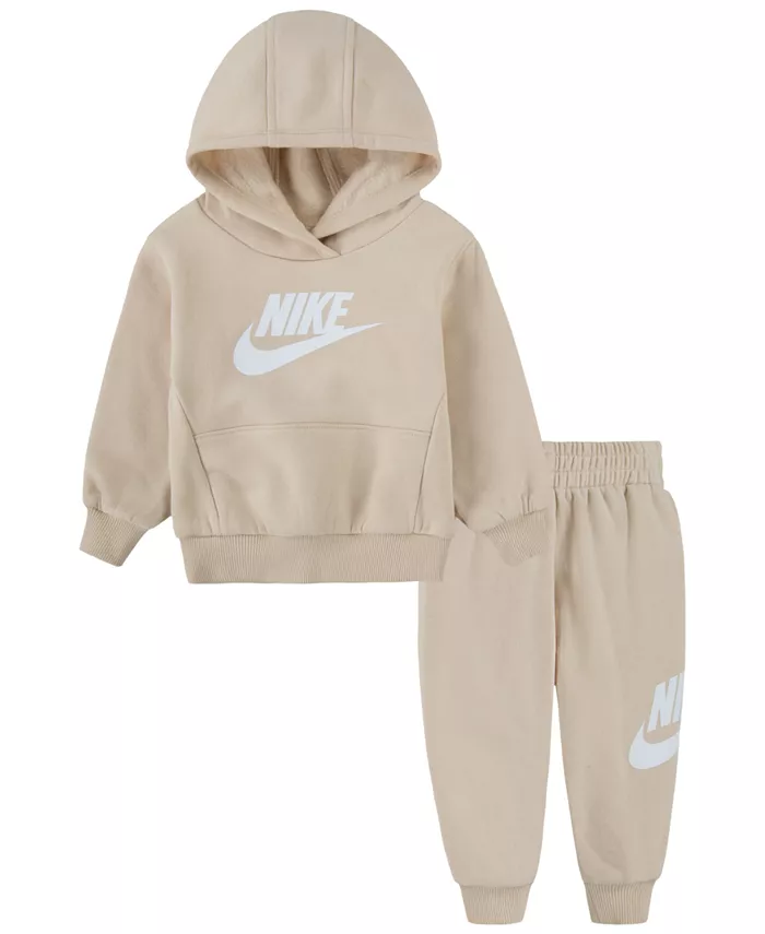 Детский комплект для мальчиков из двух предметов: худи и брюки Club Fleece Nike, загар/бежевый
Детский комплект для мальчиков из двух предметов: худи и брюки Club Fleece Nike, загар/бежевый