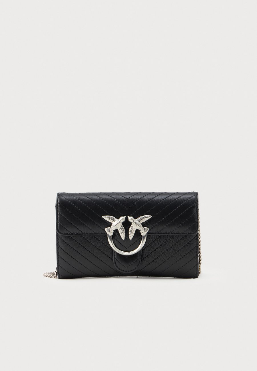 Сумка кросс-боди Pinko LOVE ONE WALLET, Nero Limousine/Silver-Coloured/Black
Сумка кросс-боди Pinko LOVE ONE WALLET, Nero Limousine/Silver-Coloured/Black