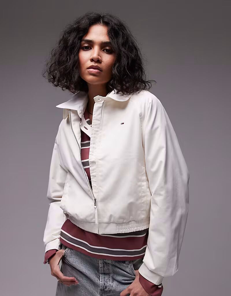 Хлопковая куртка-бомбер Tommy Jeans в кремово-белом цвете, Бежевый, Хлопковая куртка-бомбер Tommy Jeans в кремово-белом цвете
Хлопковая куртка-бомбер Tommy Jeans в кремово-белом цвете, Бежевый, Хлопковая куртка-бомбер Tommy Jeans в кремово-белом цвете