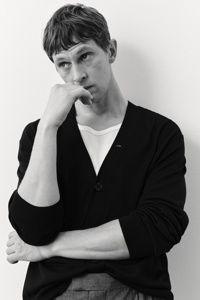 Кардиган тонкой вязки, прямого кроя. H&M, черный
Кардиган тонкой вязки, прямого кроя. H&M, черный