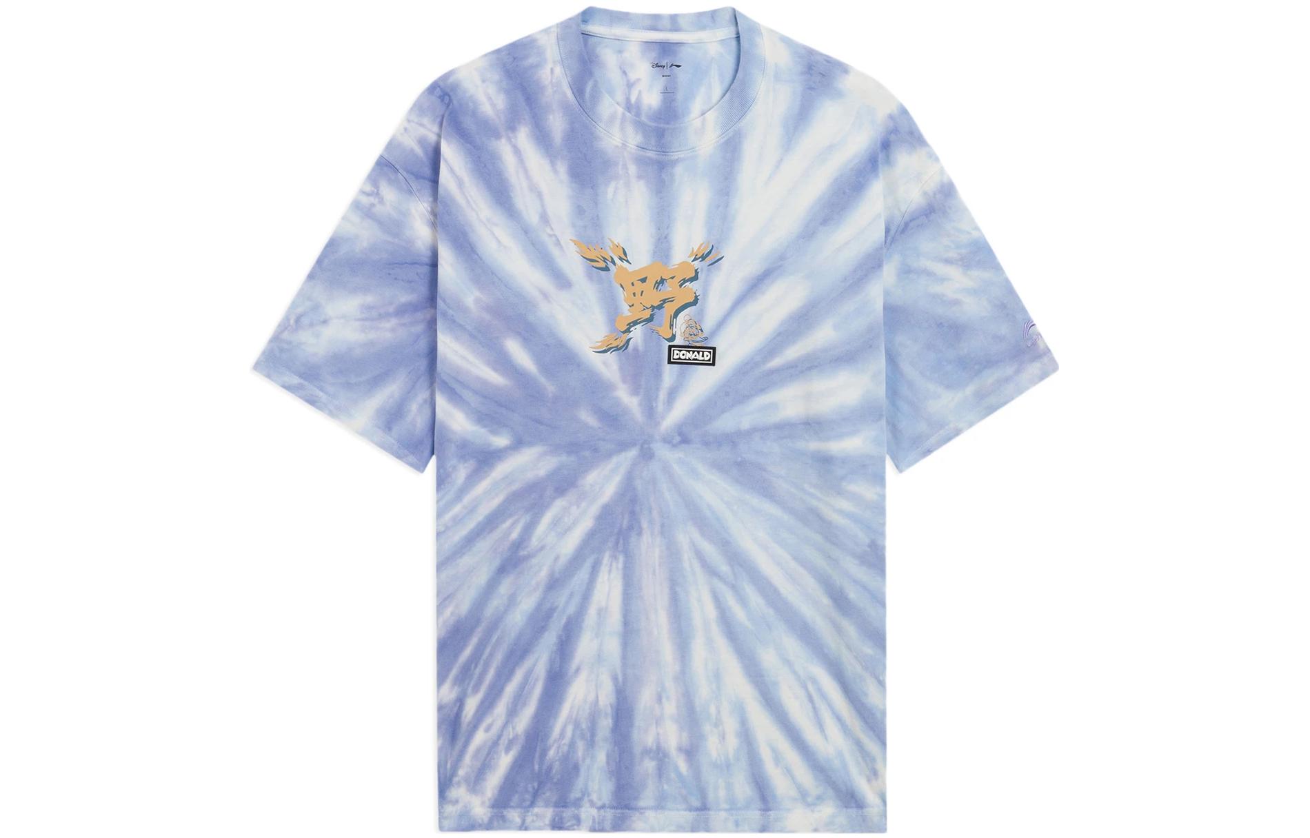 Футболка унисекс LiNing x Disney светло-голубая с фиолетовым тай-даем 
Футболка унисекс LiNing x Disney светло-голубая с фиолетовым тай-даем