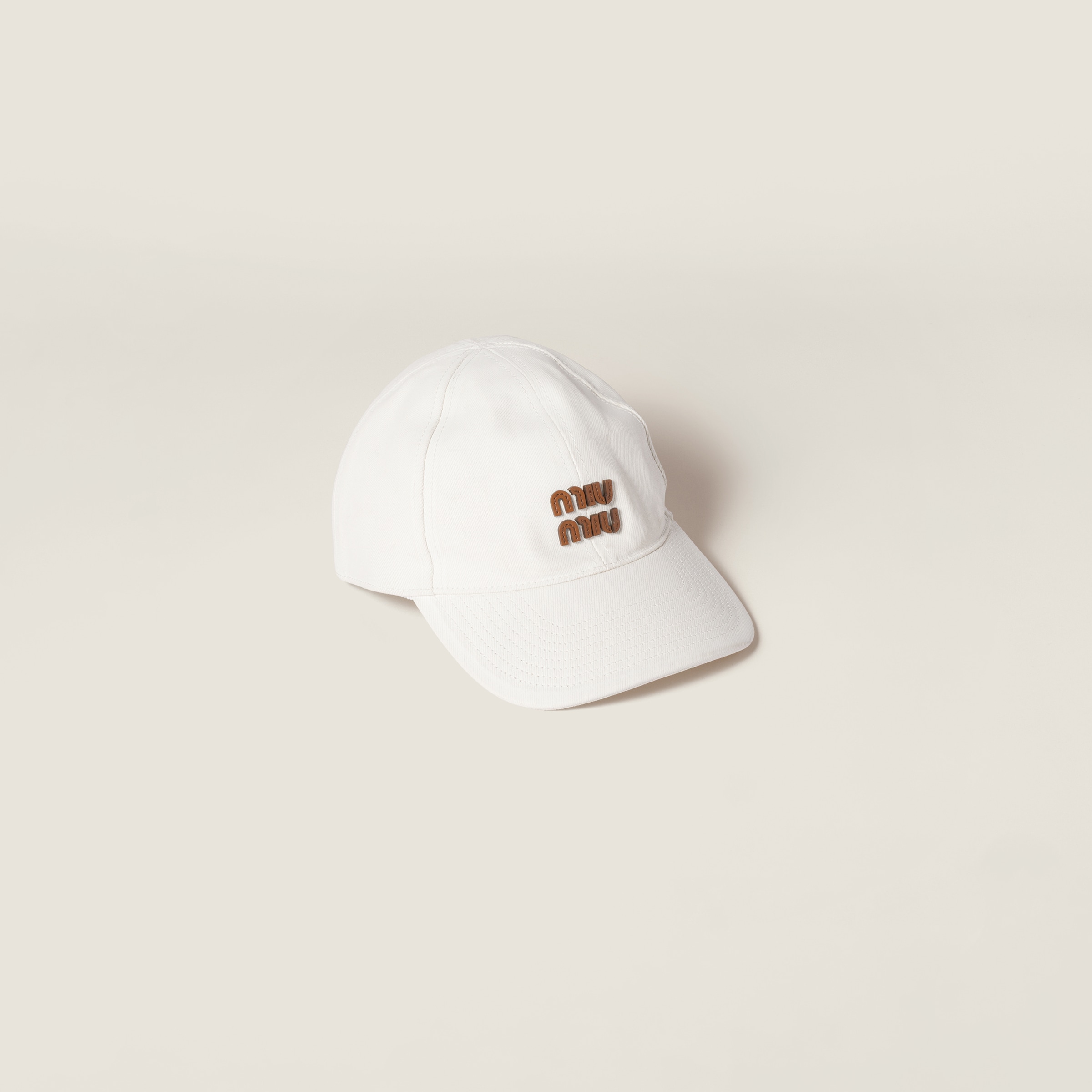 Джинсовая бейсболка в технике пэчворк MIU MIU, белый
Джинсовая бейсболка в технике пэчворк MIU MIU, белый