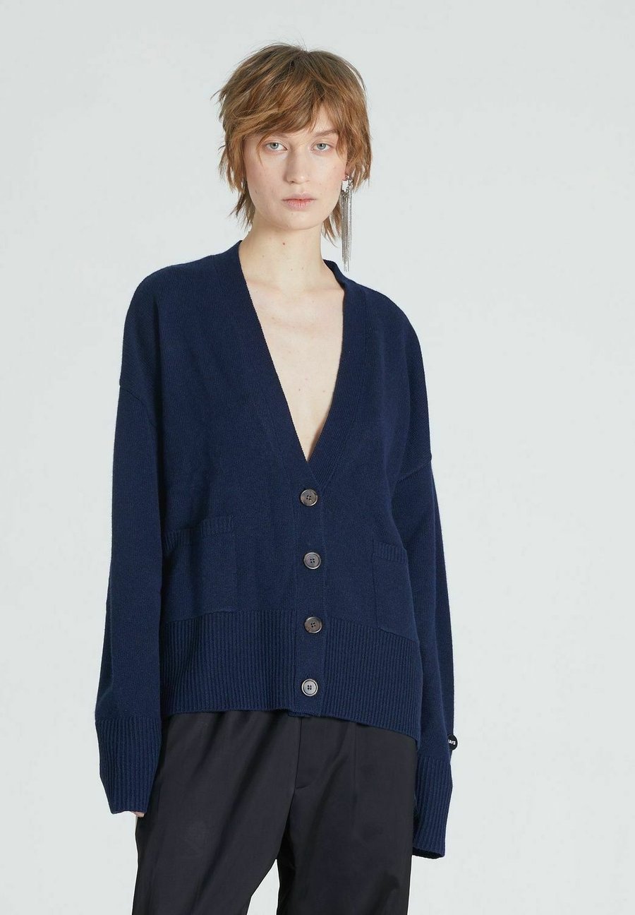 Кардиган I AM YOUR SISTER Cardigan, Blue/Dark Blue
Кардиган I AM YOUR SISTER Cardigan, Blue/Dark Blue