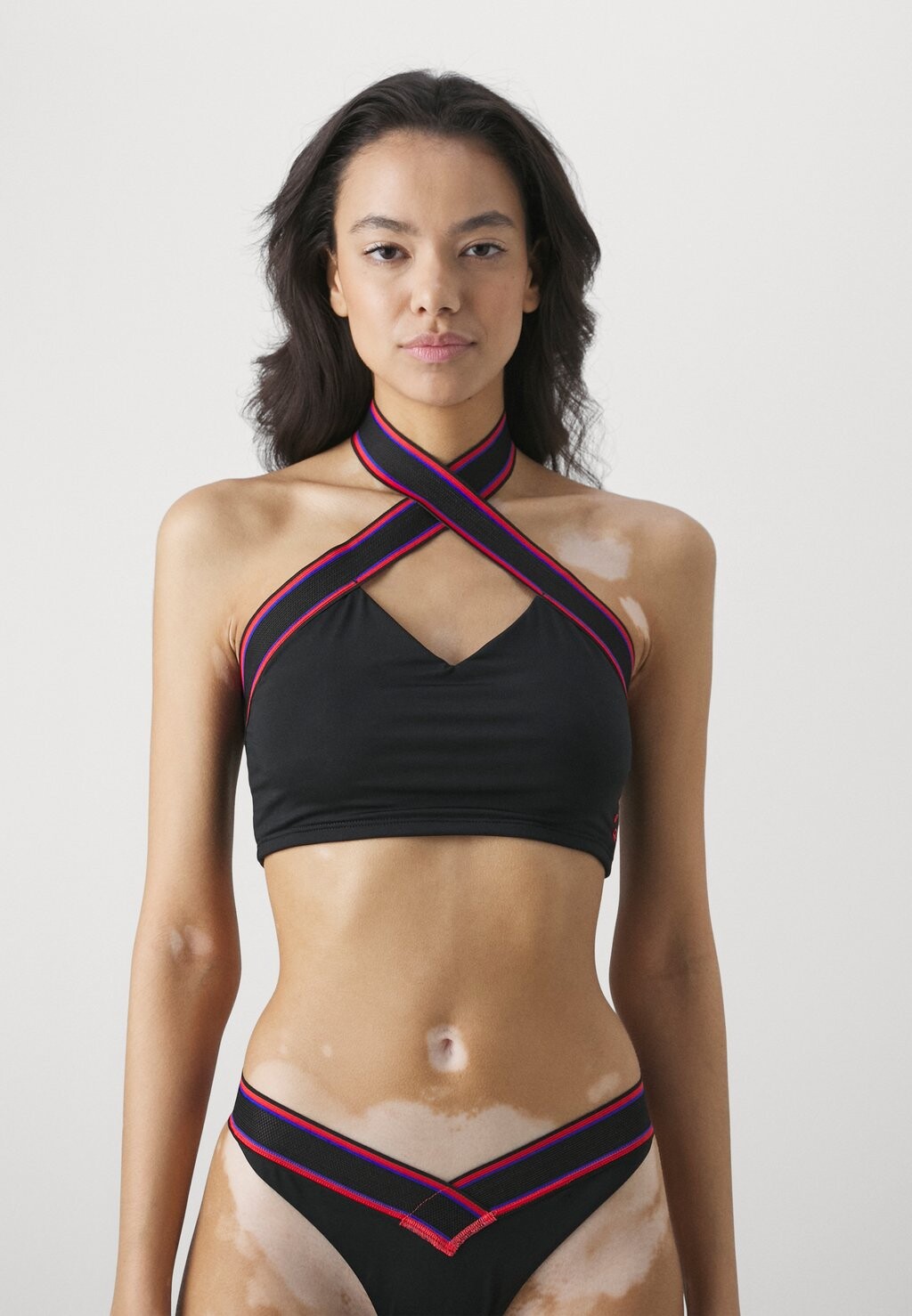 Верх бикини SOLID HALTER CROP Speedo, цвет anthracite
Верх бикини SOLID HALTER CROP Speedo, цвет anthracite