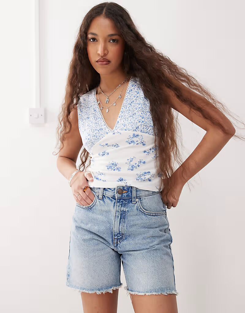 Майка Reclaimed Vintage с V-образным вырезом и сборками на груди, с белым мелким цветочным принтом
Майка Reclaimed Vintage с V-образным вырезом и сборками на груди, с белым мелким цветочным принтом