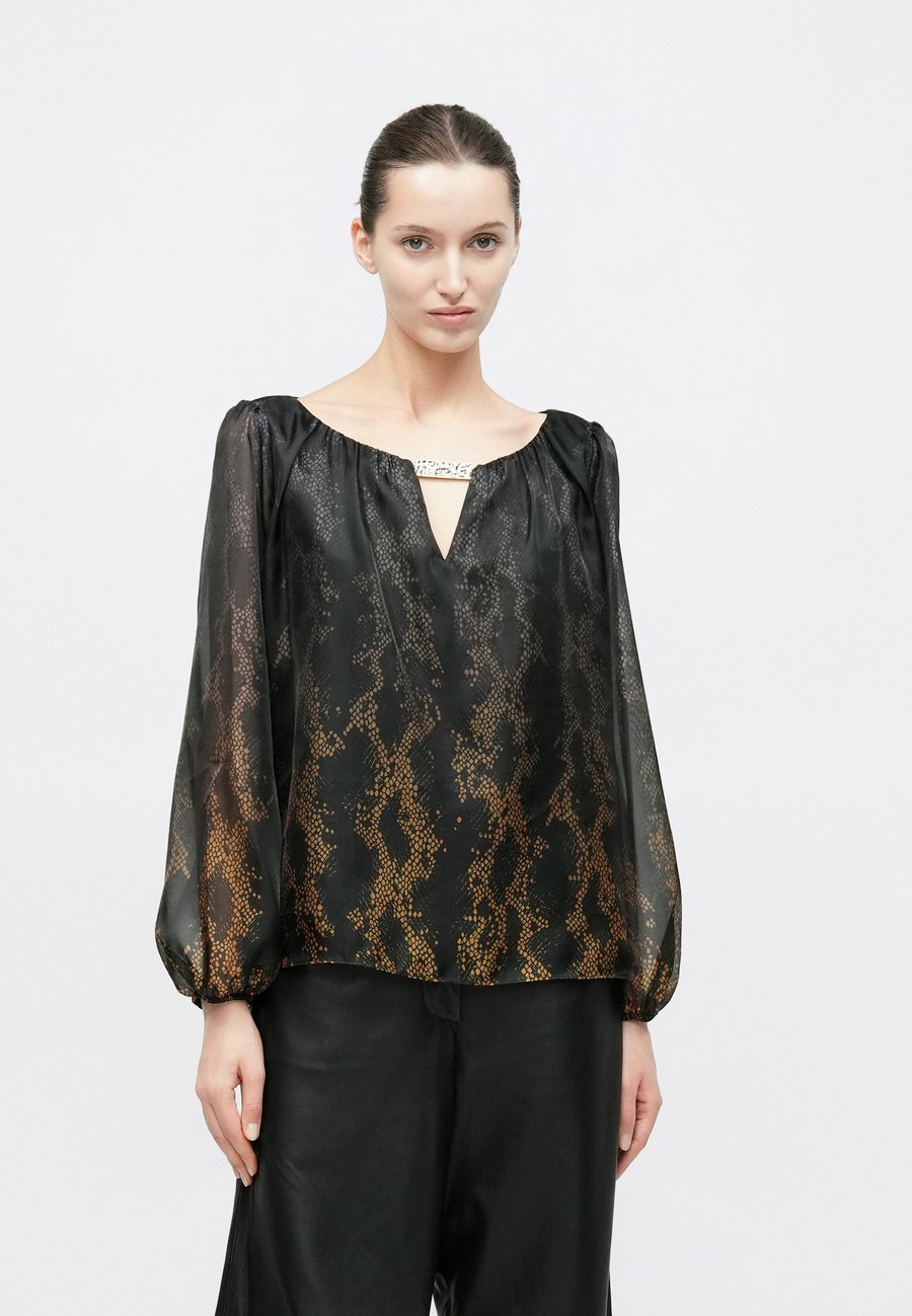 Блуза Marc Cain Blouse, Black/Amber Gold-Coloured/Gold-Coloured
Блуза Marc Cain Blouse, Black/Amber Gold-Coloured/Gold-Coloured