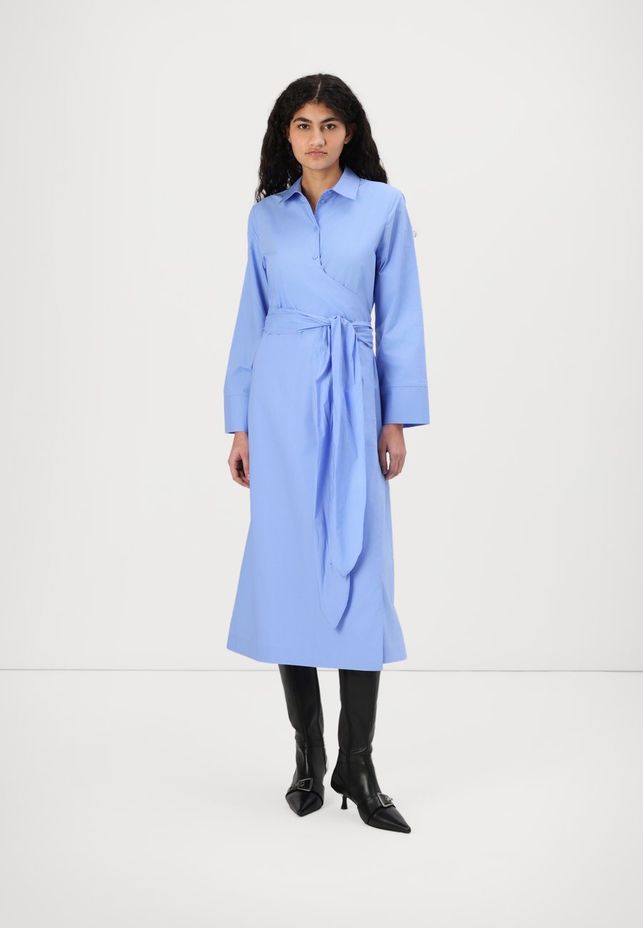 Платье Selected Femme SLFAVIANA MIDI WRAP DRESS, Cornflower Blue/Blue
Платье Selected Femme SLFAVIANA MIDI WRAP DRESS, Cornflower Blue/Blue