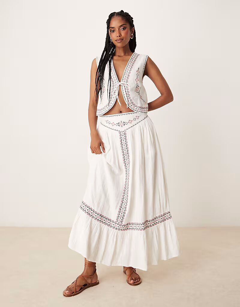 Юбка макси из плотного хлопка с вышивкой кремового цвета 
Юбка макси из плотного хлопка с вышивкой кремового цвета