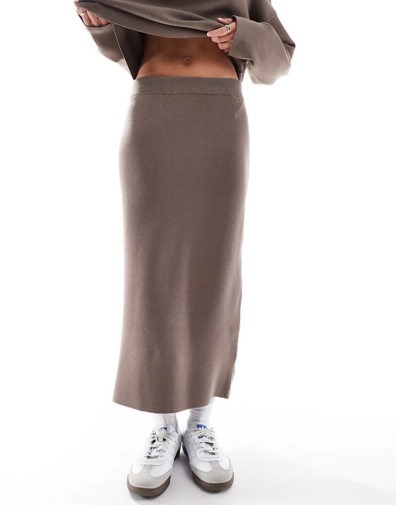 Юбка миди из трикотажного полотна с объектной структурой, серо-коричневого цвета
Юбка миди из трикотажного полотна с объектной структурой, серо-коричневого цвета