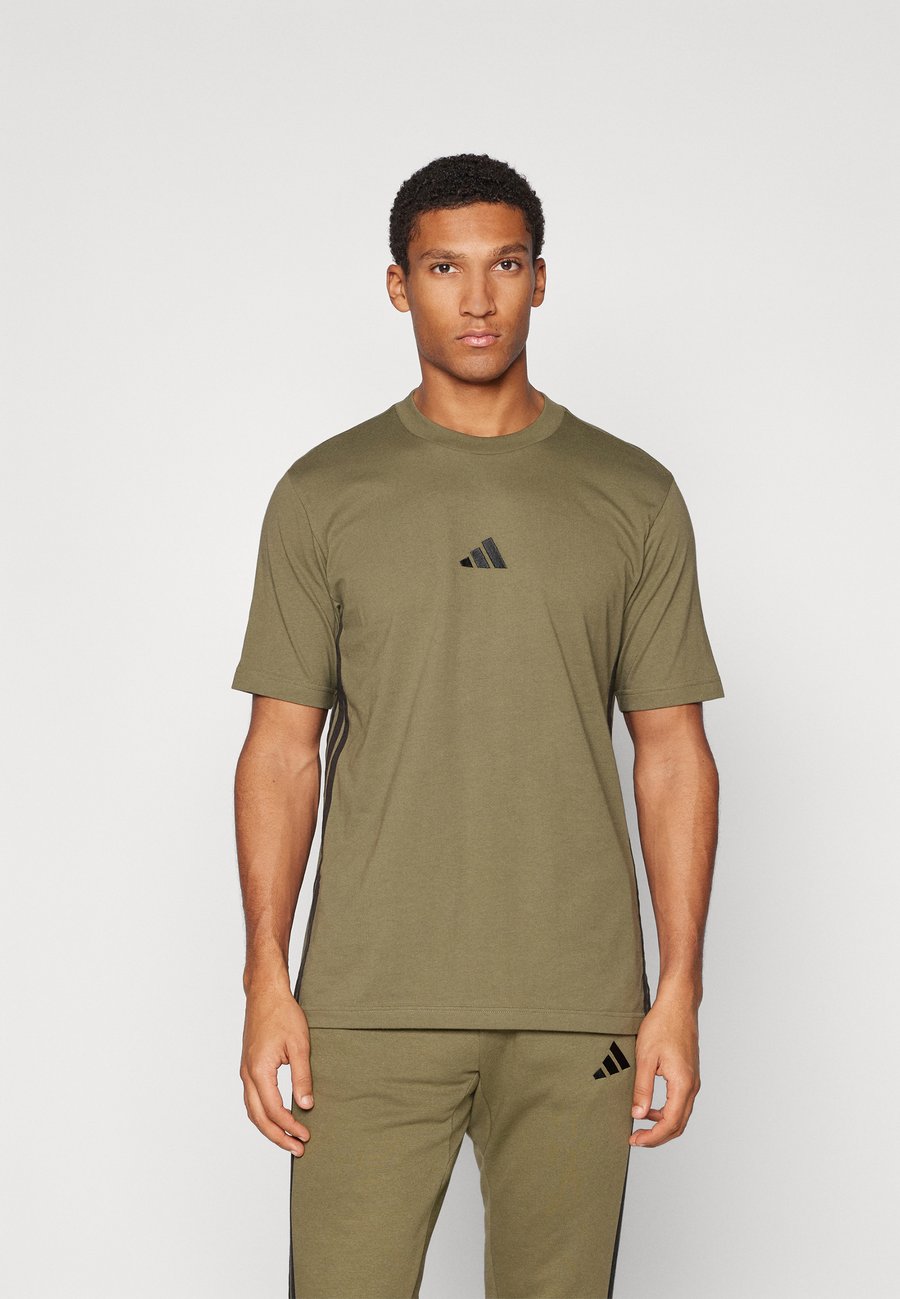 Футболка Adidas Sportswear ESSENTIAL THREE STRIPES, Olive Strata/Black/Khaki, Черный, Футболка Adidas Sportswear ESSENTIAL THREE STRIPES, Olive Strata/Black/Khaki
Футболка Adidas Sportswear ESSENTIAL THREE STRIPES, Olive Strata/Black/Khaki, Черный, Футболка Adidas Sportswear ESSENTIAL THREE STRIPES, Olive Strata/Black/Khaki