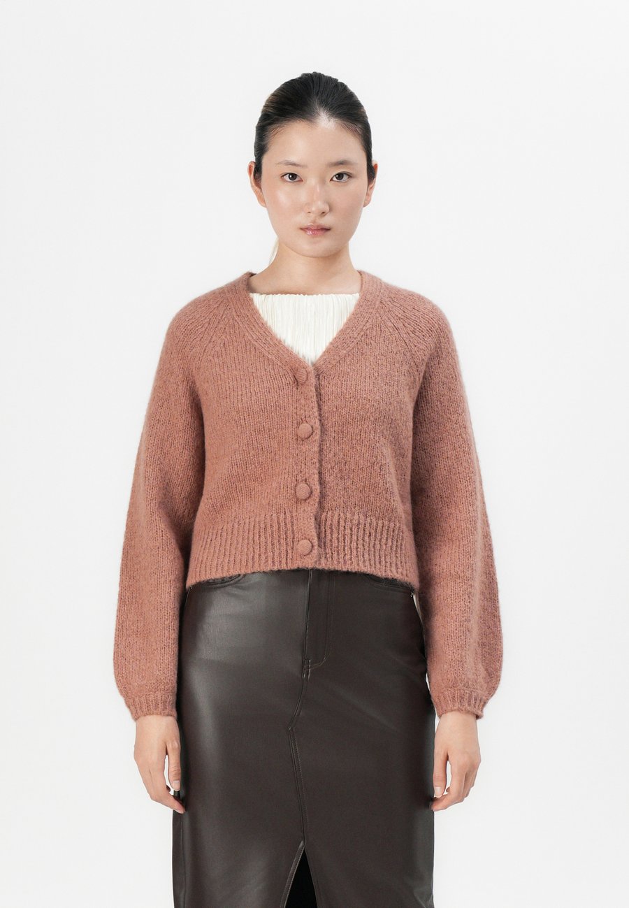 Кардиган ONLY ONLALYSSA LIFE , Mocha Mousse/Brown
Кардиган ONLY ONLALYSSA LIFE , Mocha Mousse/Brown