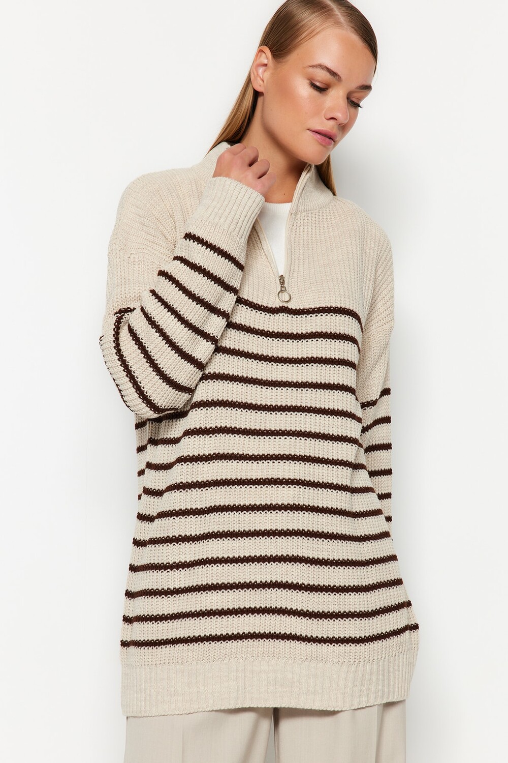 Трикотажный свитер в каменную полоску с застежкой-молнией Trendyol Modest, бежевый
Трикотажный свитер в каменную полоску с застежкой-молнией Trendyol Modest, бежевый