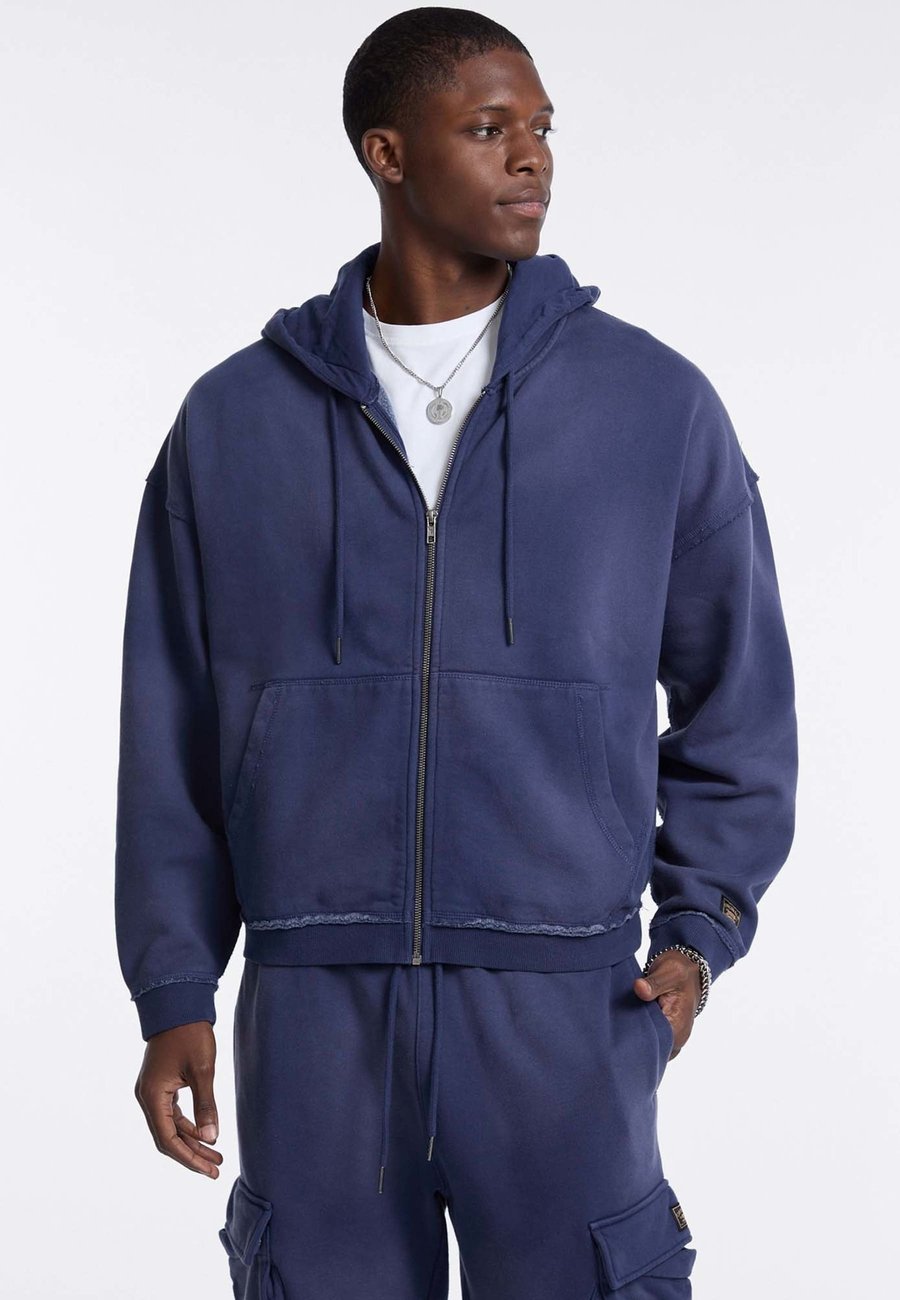 Толстовка Guess Zip-up sweatshirt, Dunkelblau/Dark Blue
Толстовка Guess Zip-up sweatshirt, Dunkelblau/Dark Blue