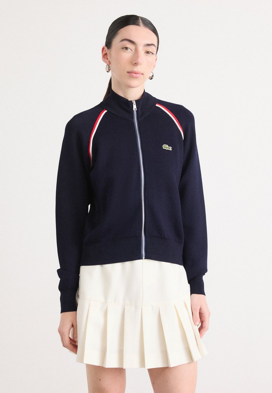 Кардиган Lacoste Cardigan, Navy Blue/Red/Flour/Dark Blue
Кардиган Lacoste Cardigan, Navy Blue/Red/Flour/Dark Blue