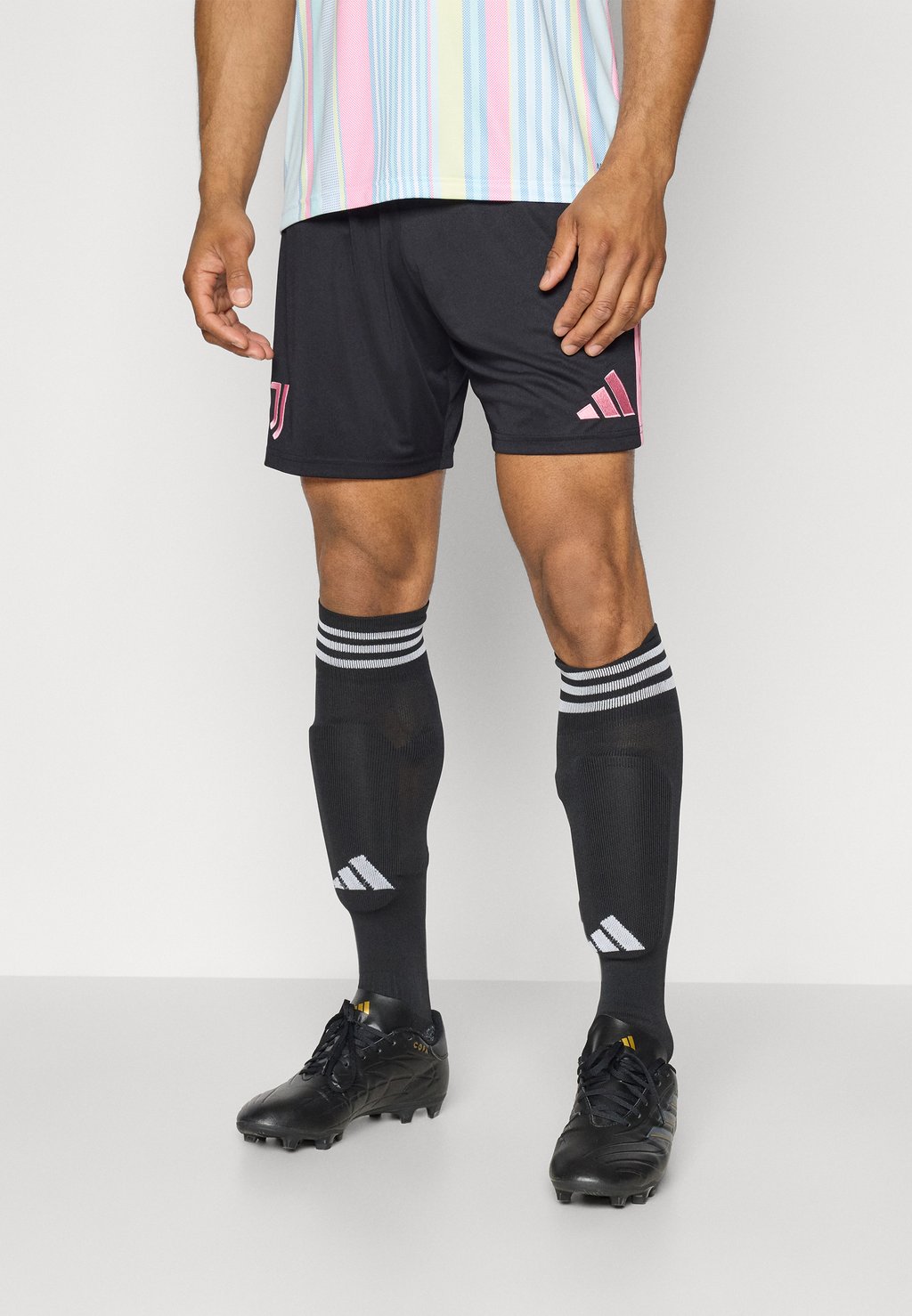 Спортивные шорты JUVENTUS 25/26 HOME SHORT - Club wear Adidas Performance, черный
Спортивные шорты JUVENTUS 25/26 HOME SHORT - Club wear Adidas Performance, черный