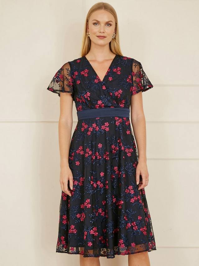 Облегающее платье миди из вышитой цветочной сетки Yumi, темно-синий
Облегающее платье миди из вышитой цветочной сетки Yumi, темно-синий