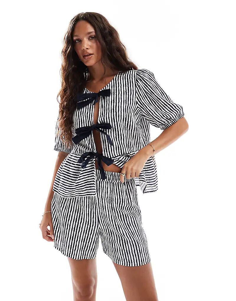 Комбинируемые шорты с высокой талией в темно-синей и белой полоске
Комбинируемые шорты с высокой талией в темно-синей и белой полоске