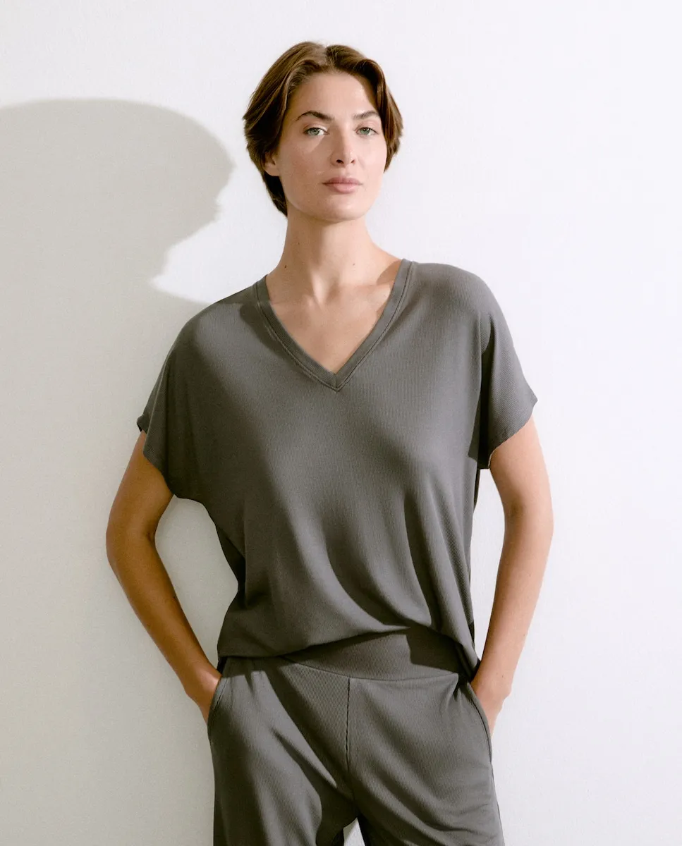 Женская короткая футболка с V-образным вырезом Énfasis, серый
Женская короткая футболка с V-образным вырезом Énfasis, серый