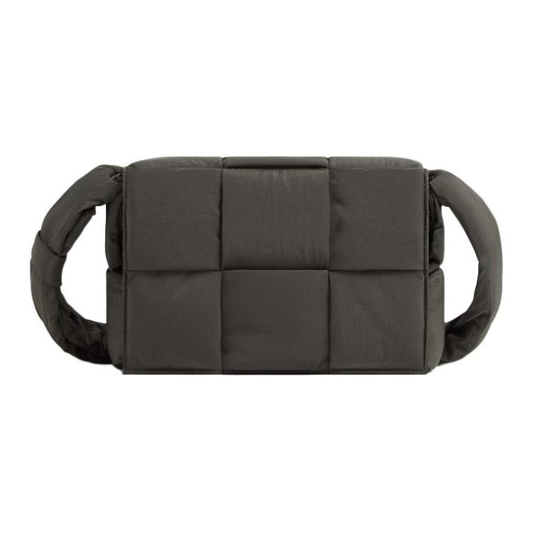 Маленькая стеганая техно-кассетная сумка через плечо Bottega Veneta
Маленькая стеганая техно-кассетная сумка через плечо Bottega Veneta