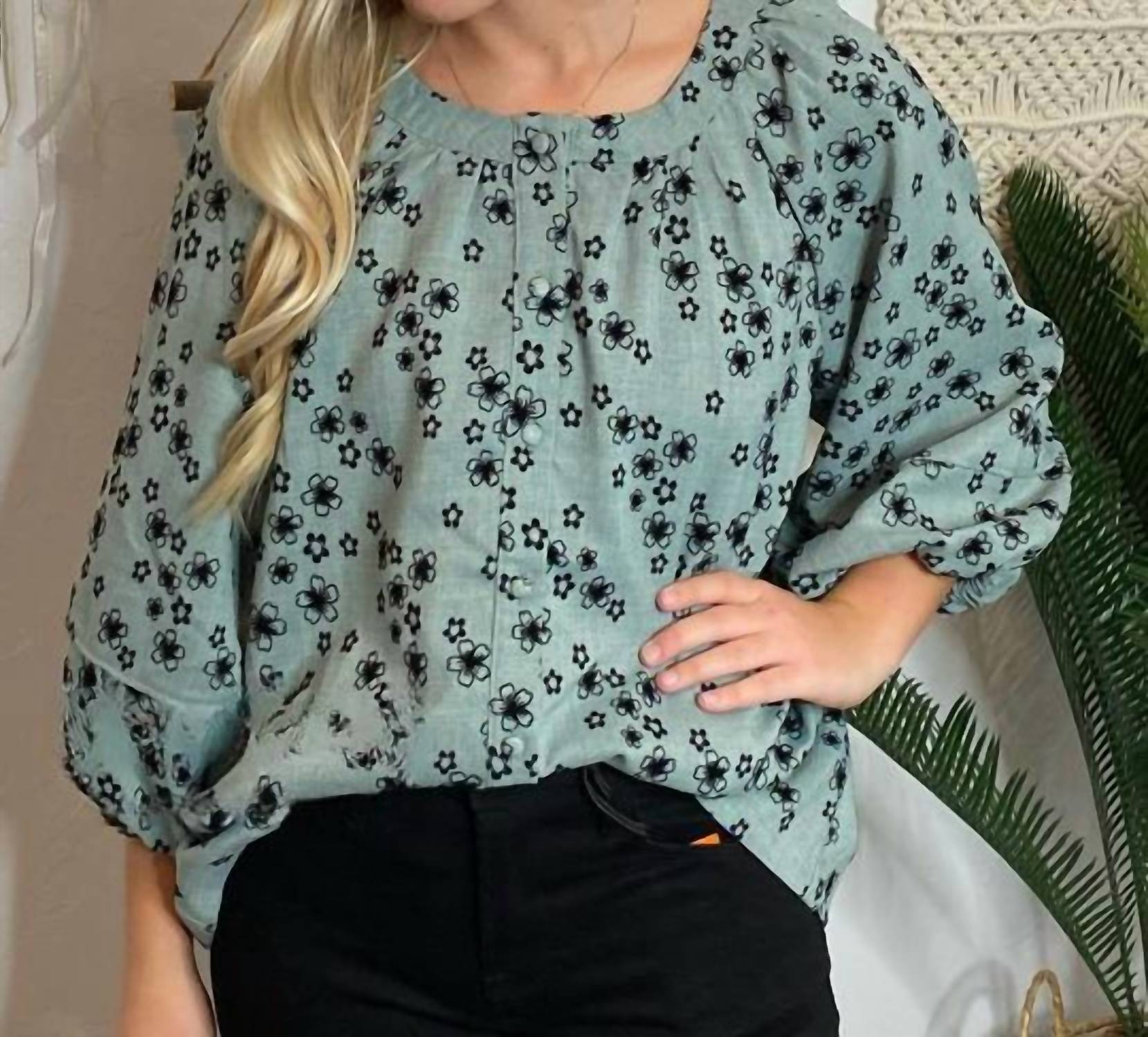 Топ на пуговицах с черными цветами в цвете Sage Hayden LA
Топ на пуговицах с черными цветами в цвете Sage Hayden LA