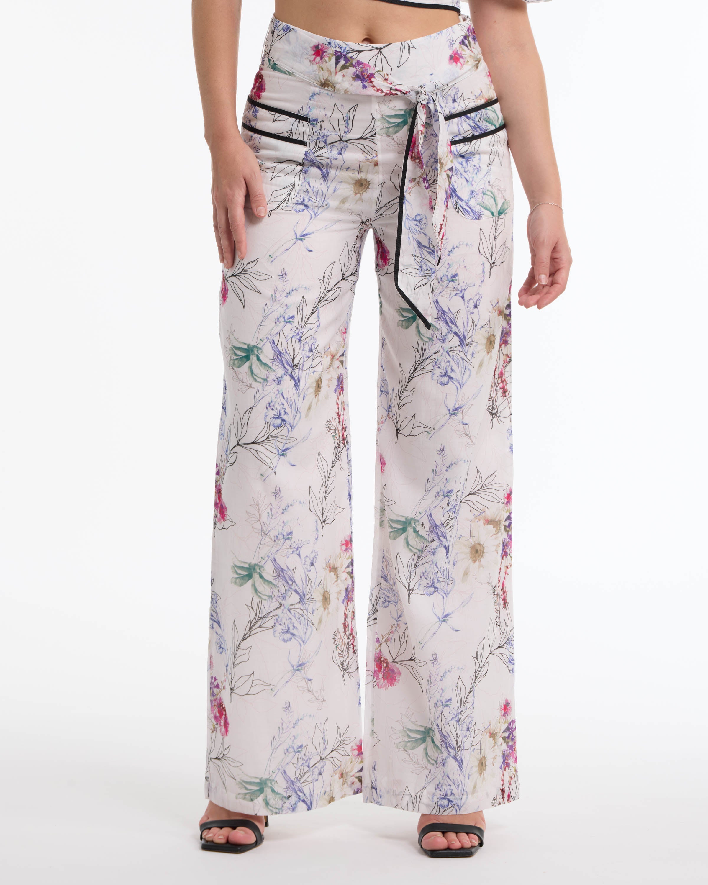 Женские струящиеся брюки BEBE с высокой талией и цветочным принтом, цвет sketched blossom print/ black
Женские струящиеся брюки BEBE с высокой талией и цветочным принтом, цвет sketched blossom print/ black