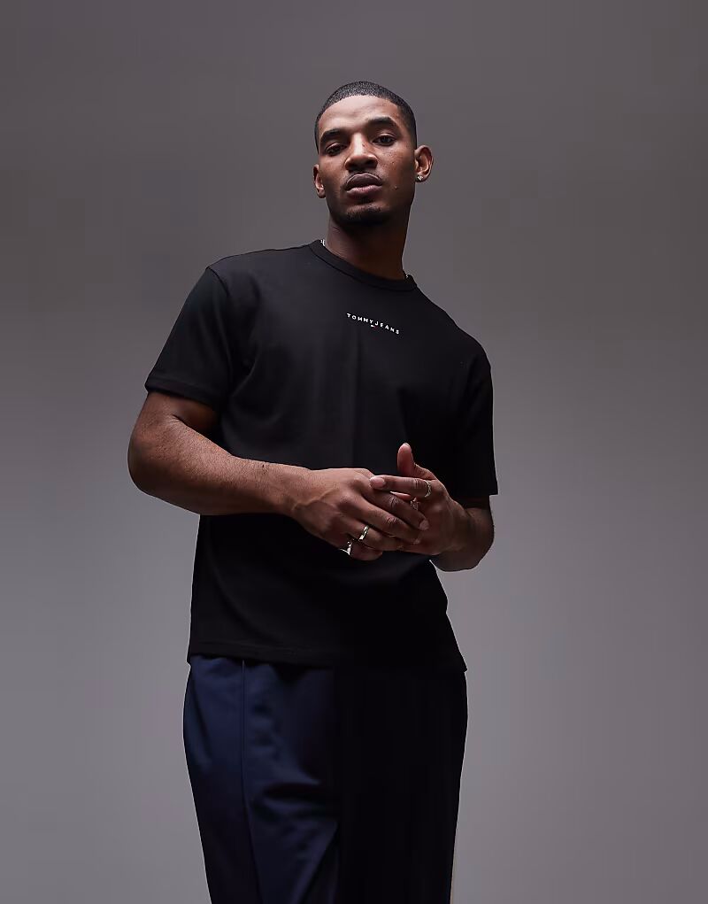 Футболка Tommy Jeans с маленьким линейным логотипом черного цвета 
Футболка Tommy Jeans с маленьким линейным логотипом черного цвета