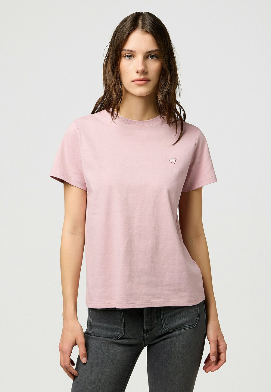 Футболка Wrangler SIGN OFF TEE, Keepsake_Lilac/Pink, Розовый, Футболка Wrangler SIGN OFF TEE, Keepsake_Lilac/Pink
Футболка Wrangler SIGN OFF TEE, Keepsake_Lilac/Pink, Розовый, Футболка Wrangler SIGN OFF TEE, Keepsake_Lilac/Pink