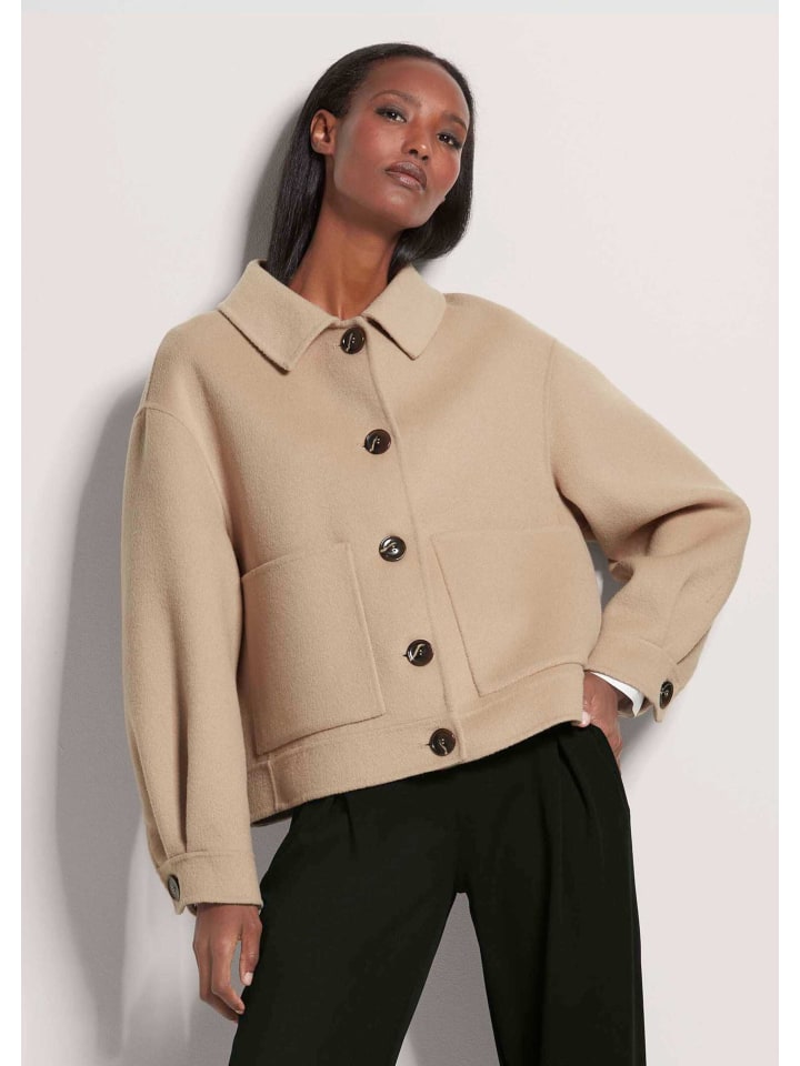 MADELEINE Короткая объемная куртка карамельного цвета
MADELEINE Короткая объемная куртка карамельного цвета