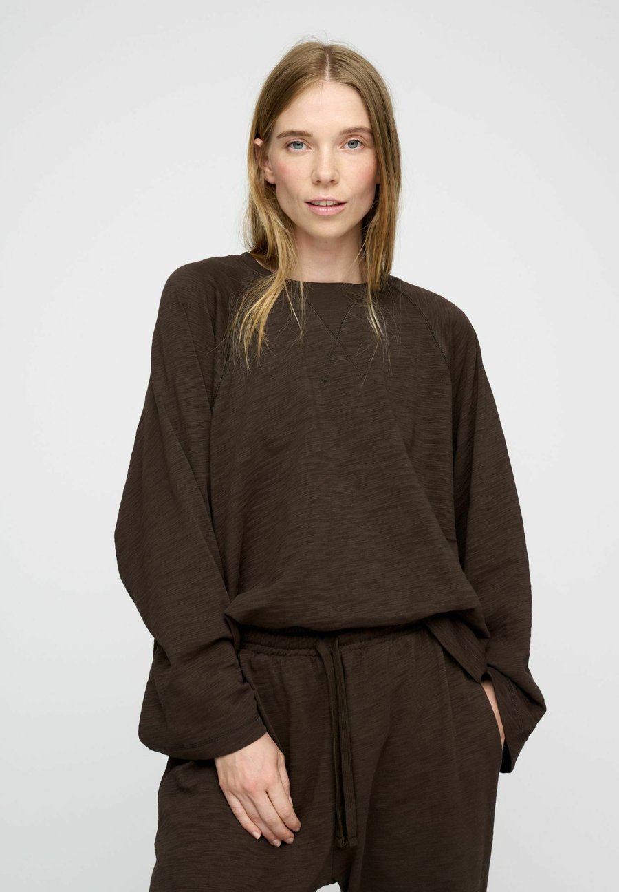 Топ moshi moshi mind EARTH SWEAT, Dark Brown
Топ moshi moshi mind EARTH SWEAT, Dark Brown