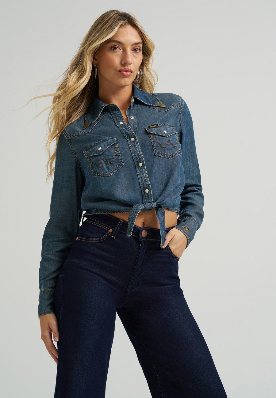 Блуза Wrangler WRANGLER x LAINEY WILSON TIE FRONT SHIRT, Denim/Blue Denim
Блуза Wrangler WRANGLER x LAINEY WILSON TIE FRONT SHIRT, Denim/Blue Denim