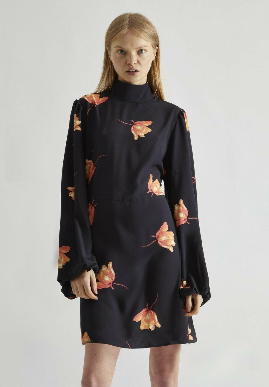 Платье Glamorous HIGH-NECK SWING, Black Orange Flower/Black
Платье Glamorous HIGH-NECK SWING, Black Orange Flower/Black