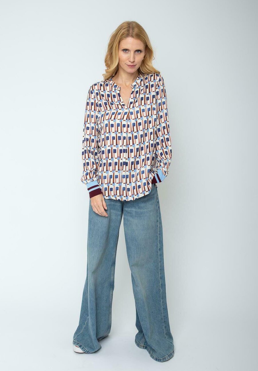 Блуза Emily van den Bergh Blouse, Cognac Geometric/Cognac
Блуза Emily van den Bergh Blouse, Cognac Geometric/Cognac