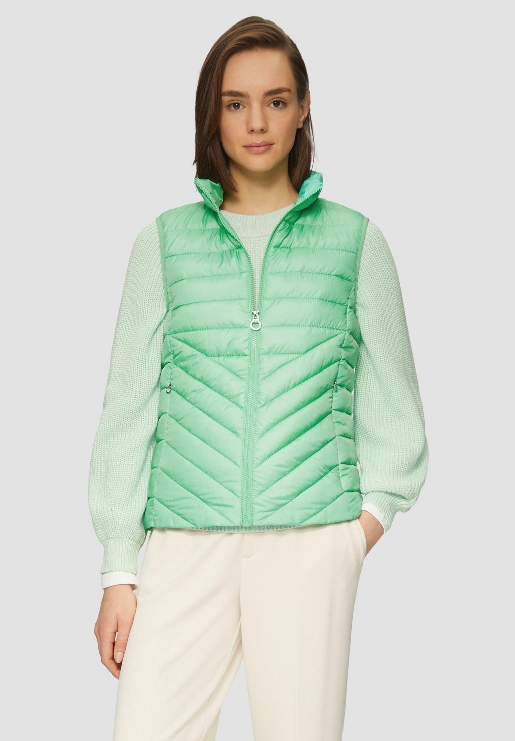 Жилет LEICHTE STEPP MIT STEHKRAGEN s.Oliver, зеленый 
Жилет LEICHTE STEPP MIT STEHKRAGEN s.Oliver, зеленый