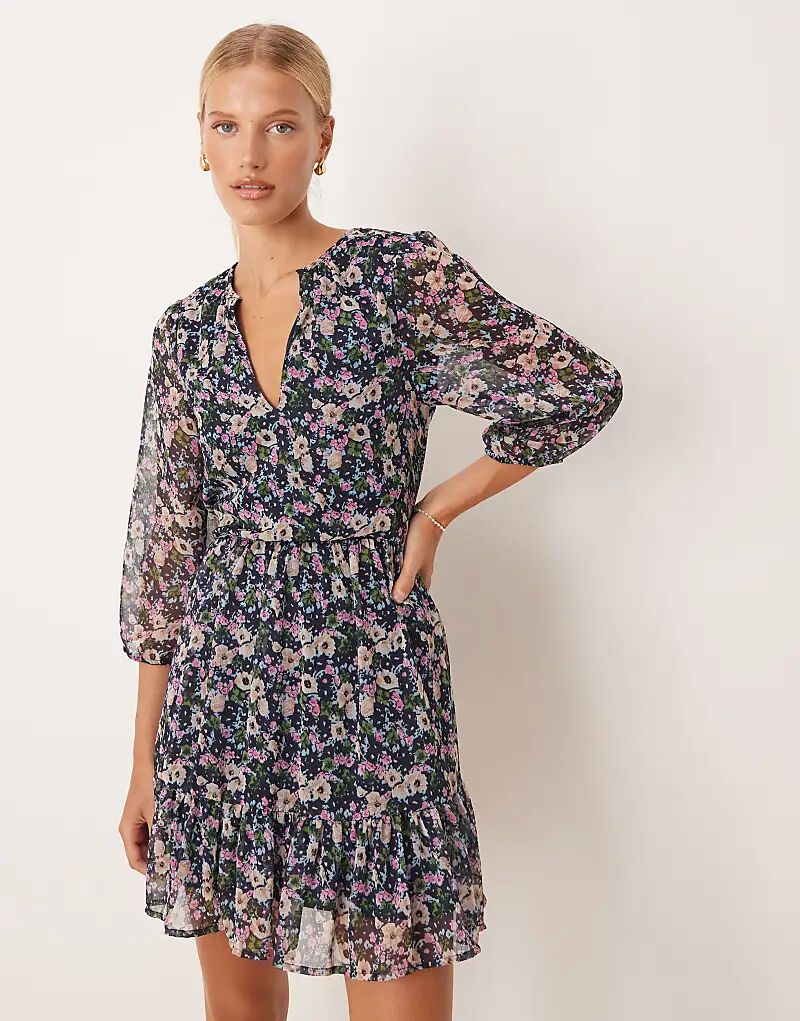 Мини-платье VILA с запахом спереди, с темным цветочным принтом
Мини-платье VILA с запахом спереди, с темным цветочным принтом