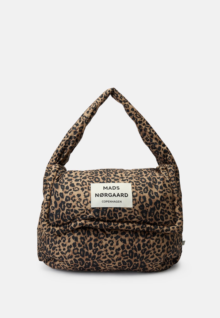 Сумка Mads Nørgaard PILLOW BOMB BAG, Brown/Black/Brown
Сумка Mads Nørgaard PILLOW BOMB BAG, Brown/Black/Brown