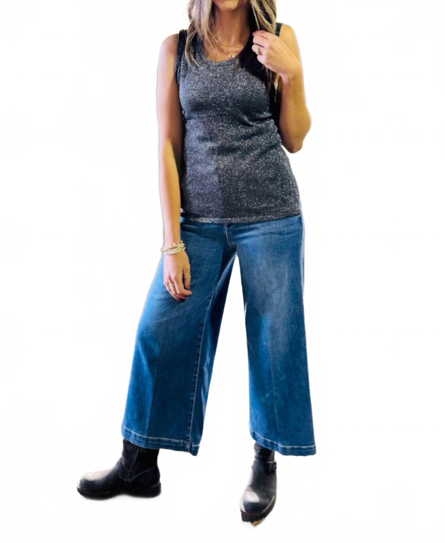 Топ с люрексом в черном цвете Pure Amici
Топ с люрексом в черном цвете Pure Amici