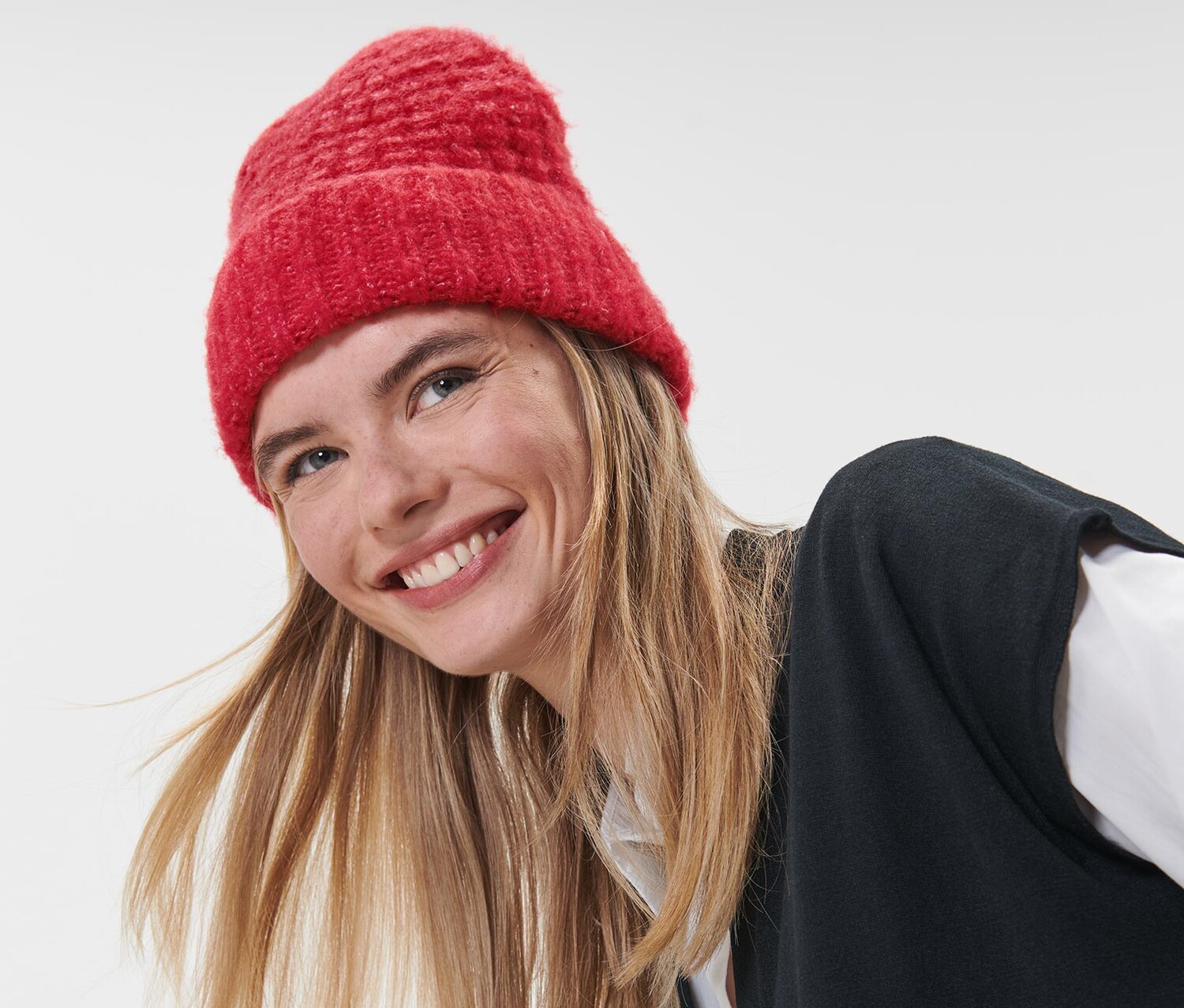 Вязаная шапка Tchibo, крапчатый красный 
Вязаная шапка Tchibo, крапчатый красный