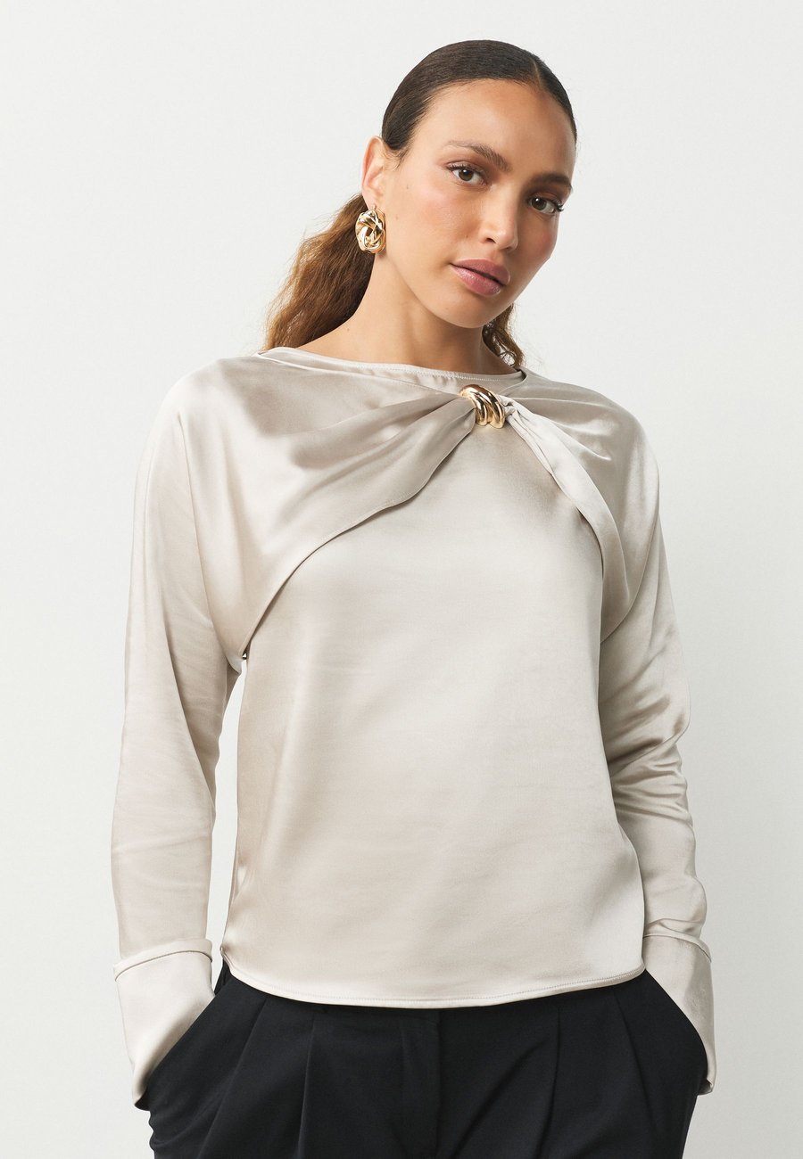 Блуза Next LONG SLEEVE DRAPE WITH HARDWARE, Cream/Beige
Блуза Next LONG SLEEVE DRAPE WITH HARDWARE, Cream/Beige
