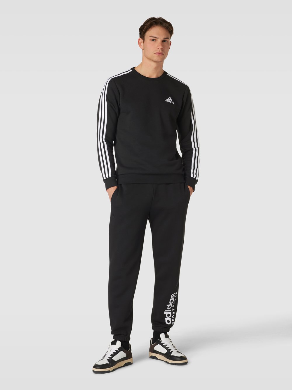 Толстовка с типичными для этикетки галунными полосками ADIDAS SPORTSWEAR, черный
Толстовка с типичными для этикетки галунными полосками ADIDAS SPORTSWEAR, черный