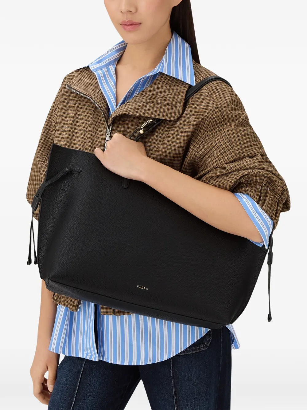 Большая кожаная сумка-тоут Ava Furla, черный
Большая кожаная сумка-тоут Ava Furla, черный