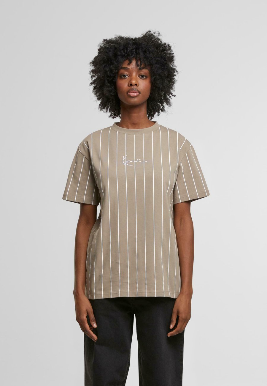 Футболка Karl Kani Print T-shirt, Brown, Коричневый, Футболка Karl Kani Print T-shirt, Brown
Футболка Karl Kani Print T-shirt, Brown, Коричневый, Футболка Karl Kani Print T-shirt, Brown