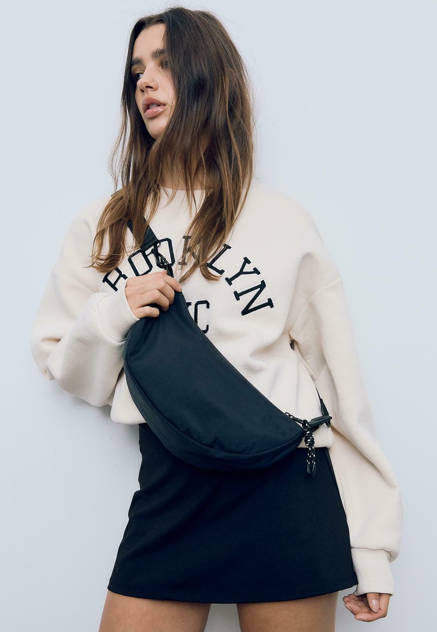 Сумка кросс-боди Stradivarius Cross body bag, Black
Сумка кросс-боди Stradivarius Cross body bag, Black