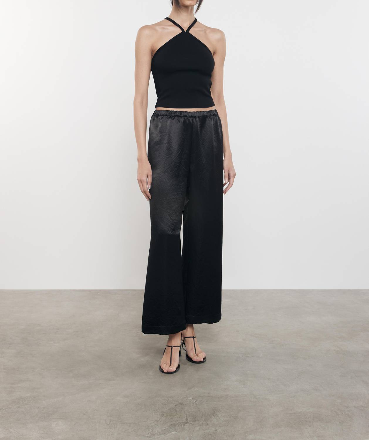 Укороченный топ-топ с лямкой через шею черного цвета Enza Costa
Укороченный топ-топ с лямкой через шею черного цвета Enza Costa