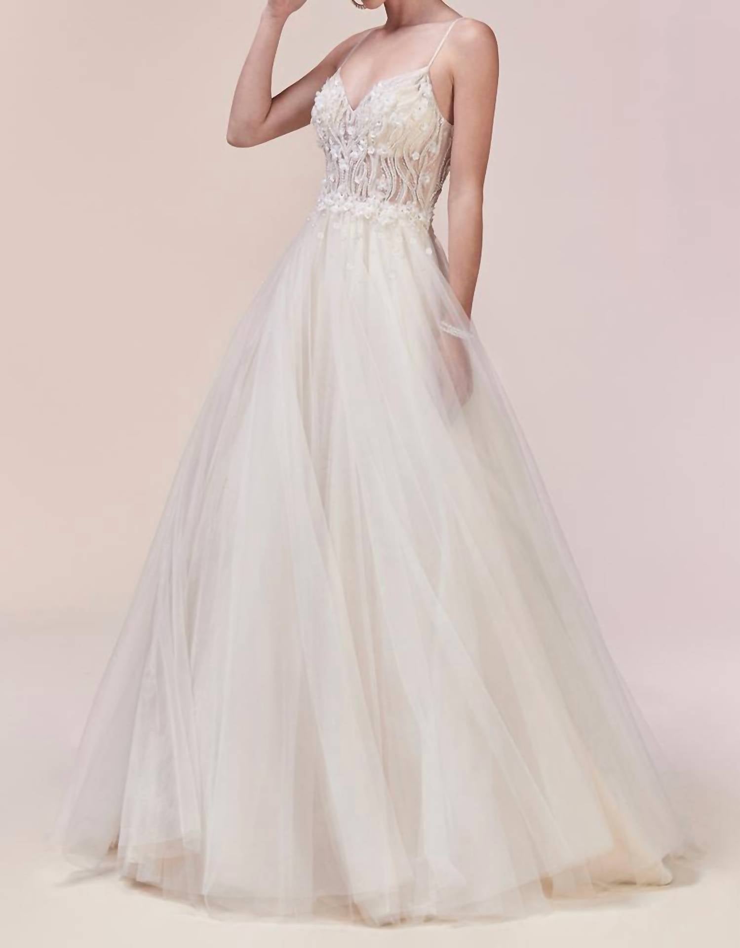 A0559 In White/nude Andrea & Leo Couture
A0559 In White/nude Andrea & Leo Couture