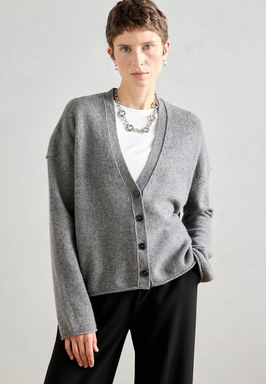 Кардиган Marc O'Polo LONGSLEEVE V-NECK, Warm Granite Melange/Light Grey
Кардиган Marc O'Polo LONGSLEEVE V-NECK, Warm Granite Melange/Light Grey