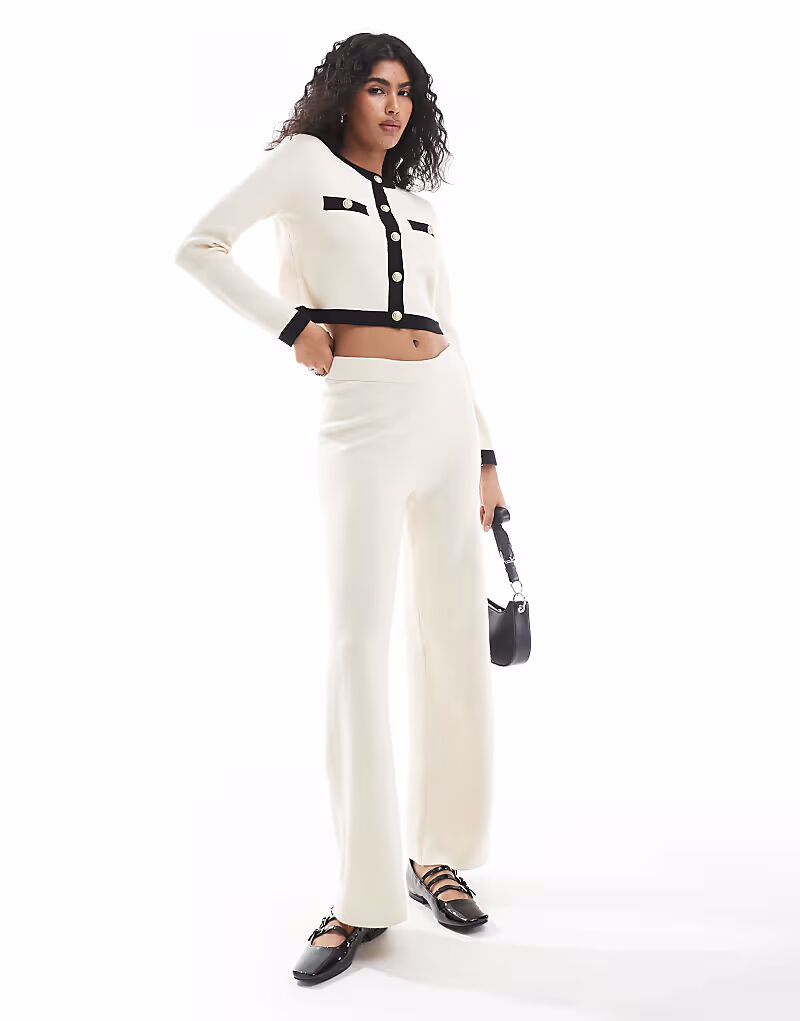 Широкие трикотажные брюки Vero Moda кремового цвета
Широкие трикотажные брюки Vero Moda кремового цвета