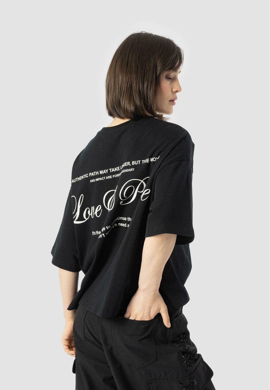 Футболка Elias Rumelis LIYANA, Black
Футболка Elias Rumelis LIYANA, Black