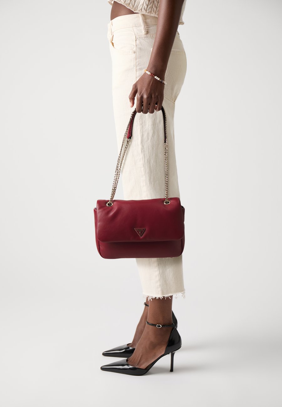 Сумка кросс-боди Guess SUNETRA CONVERTIBLE XBODY FLAP, Red
Сумка кросс-боди Guess SUNETRA CONVERTIBLE XBODY FLAP, Red