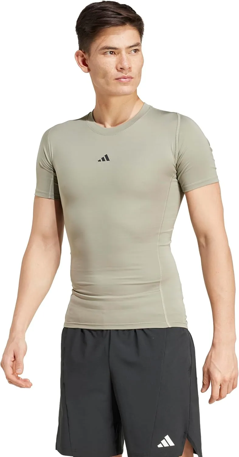 Adidas Techfit компрессионная футболка для тренировок
Adidas Techfit компрессионная футболка для тренировок